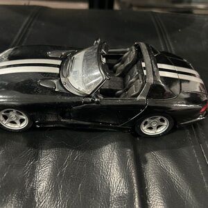 Dodge Viper Scale 1/24 Black Convertible with gray stripe car